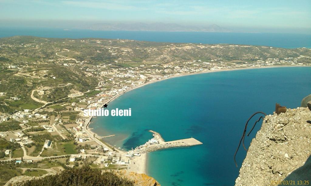 uma vista aérea da ilha de Subril del Cant em Eleni Studios em Kefalos
