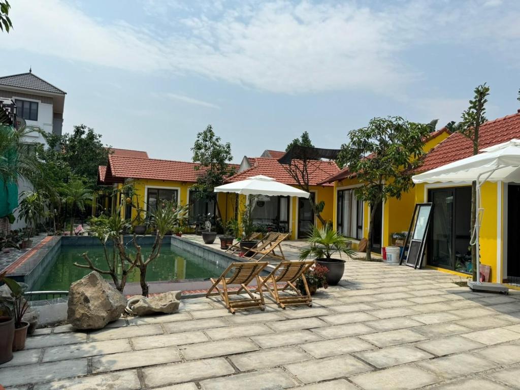 dziedziniec domu z basenem w obiekcie Azalea Tam Coc Ninh Bình w mieście Ninh Binh