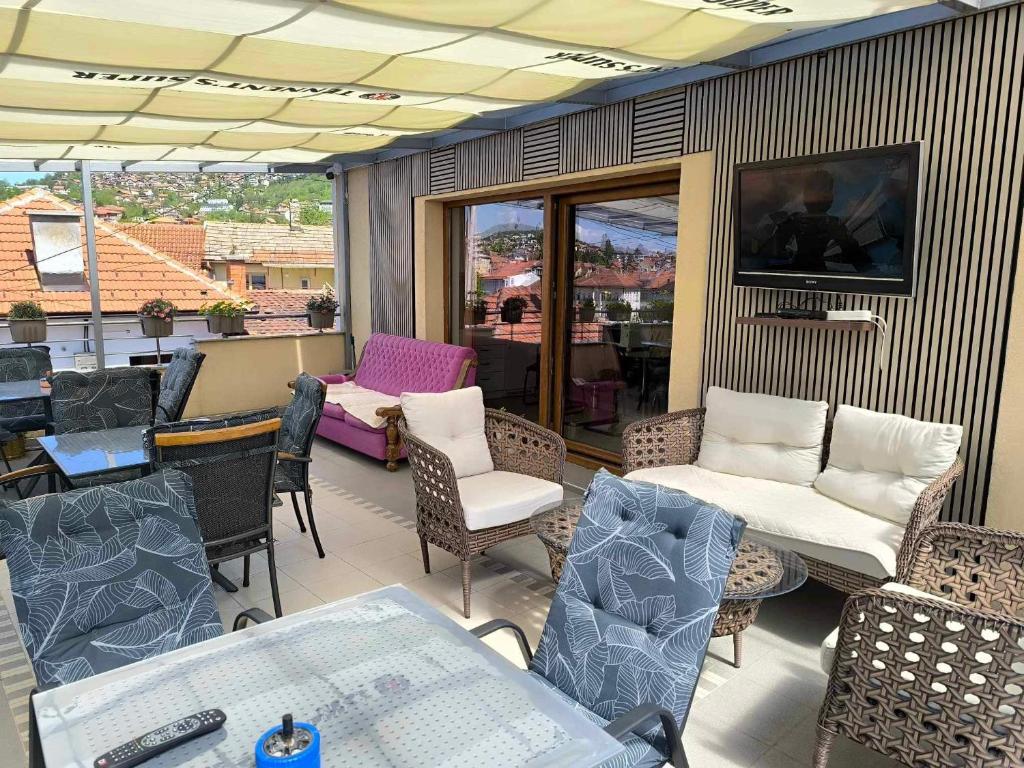 Televiisor ja/või meelelahutuskeskus majutusasutuses Guest House Ćiro