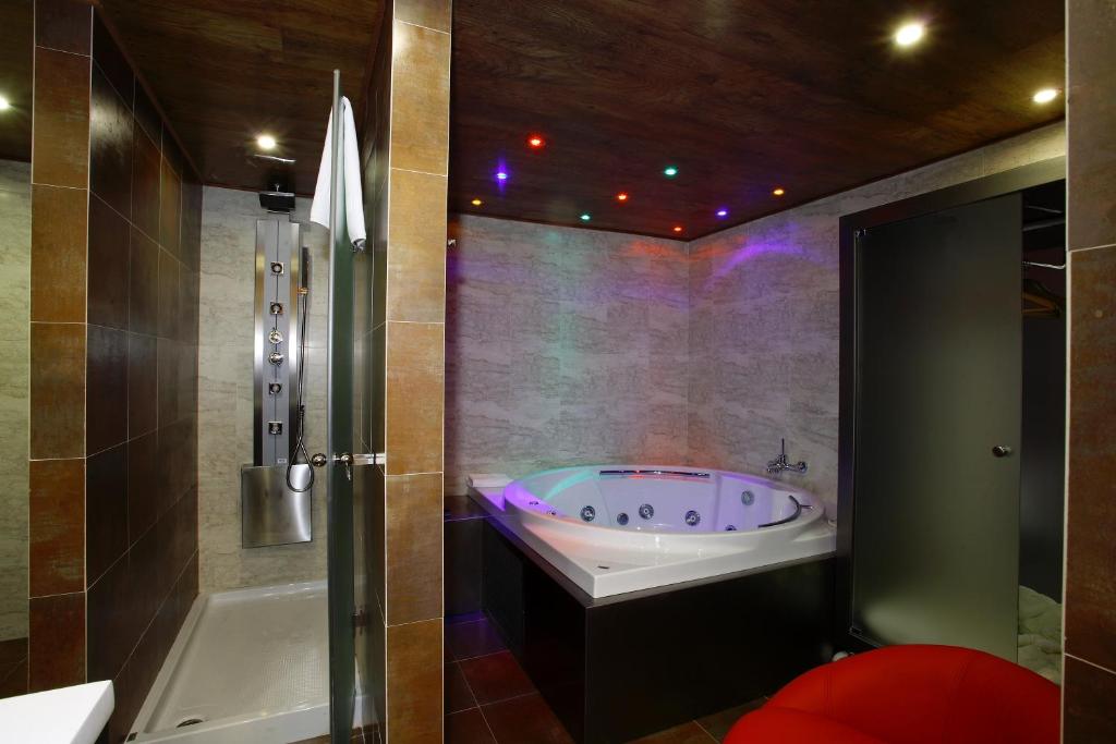 Hotel Boutique Palacio de la Serna - Jacuzzi privado en la habitación en Ballesteros de Calatrava