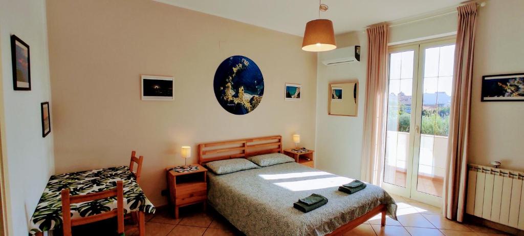 sypialnia z łóżkiem i oknem w obiekcie Atelier bed&bed w mieście Mesyna