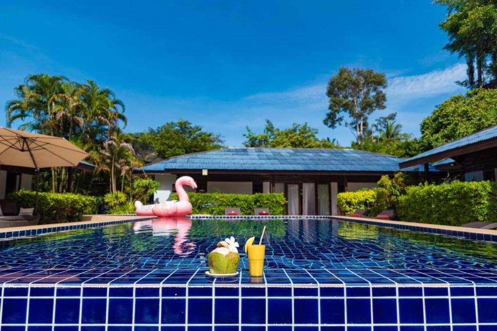 Bazén v ubytování Satva Samui Yoga and Wellness Resort nebo v jeho okolí