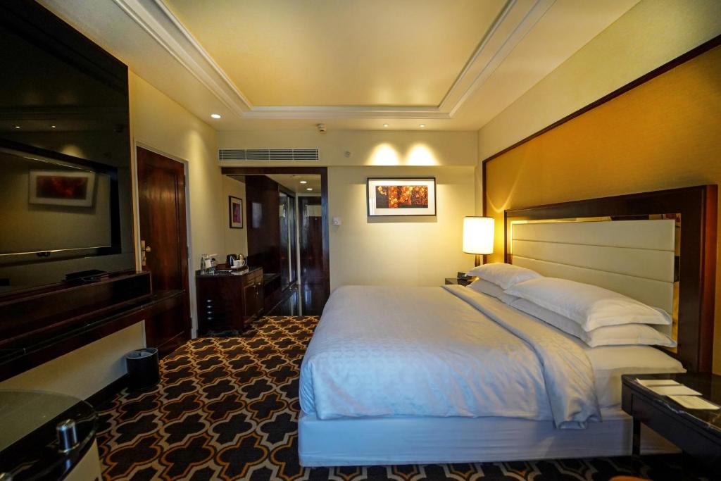 Postel nebo postele na pokoji v ubytování Sheraton Grand Pune Bund Garden Hotel