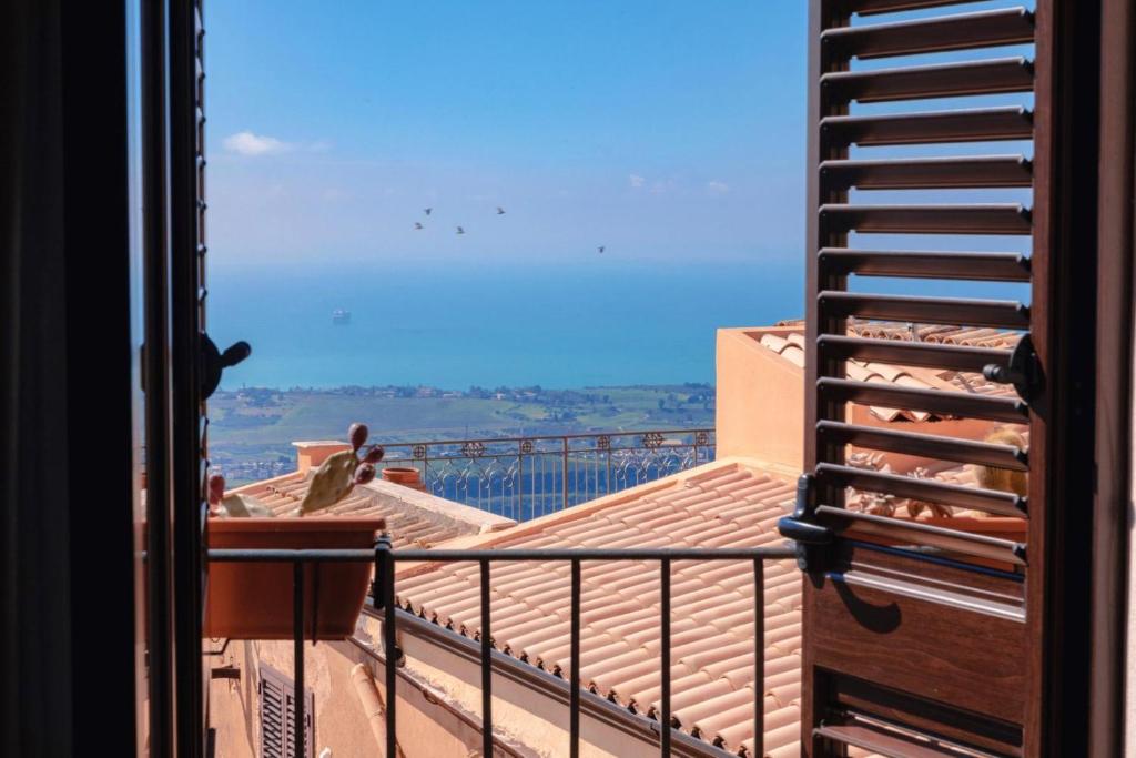 a balcony with a view of a roof at Le Teste di Moro al Duomo in Agrigento