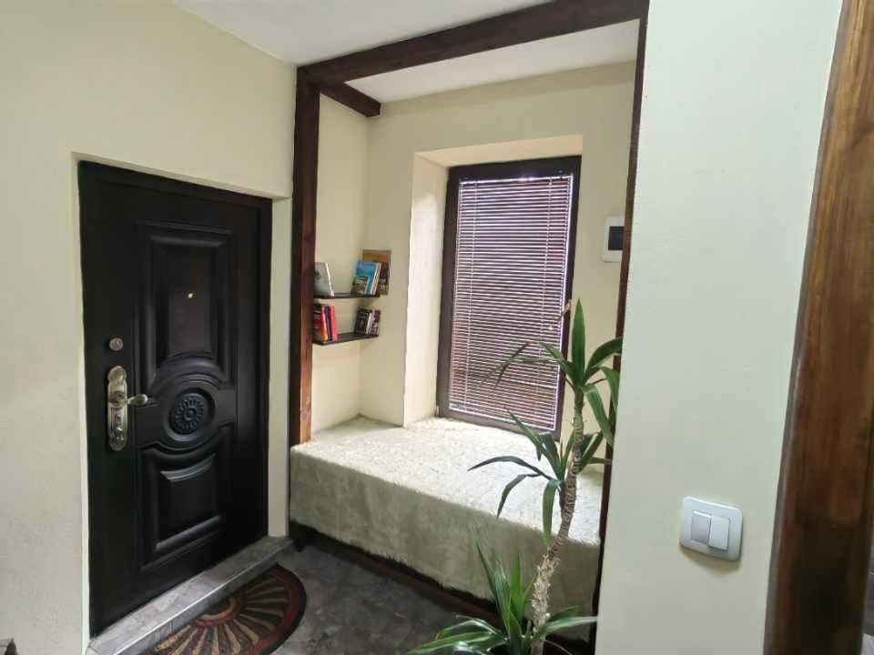 een kamer met een deur en een raam met een plant bij Студио Албена in Veliko Tŭrnovo