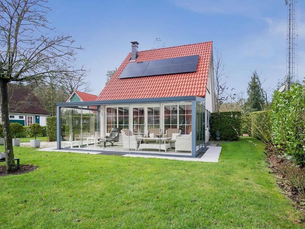 Casa con salón acristalado con techo solar en Holiday home with conservatory, near Hellendoorn, en Hellendoorn