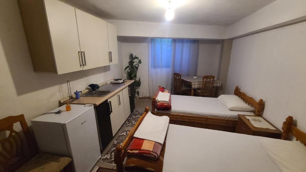 Una pequeña cocina con una cama y un fregadero. en Mance Apartment, en Durrës