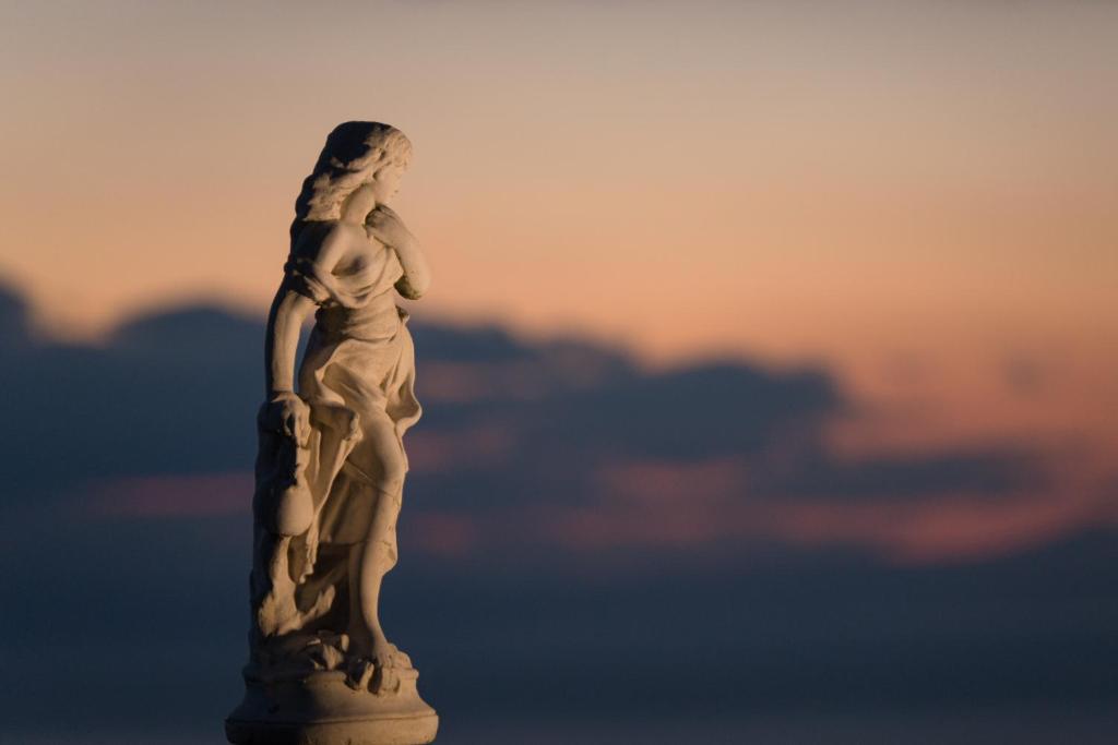 アマルフィにあるH.H. ル パルメの台座立女像
