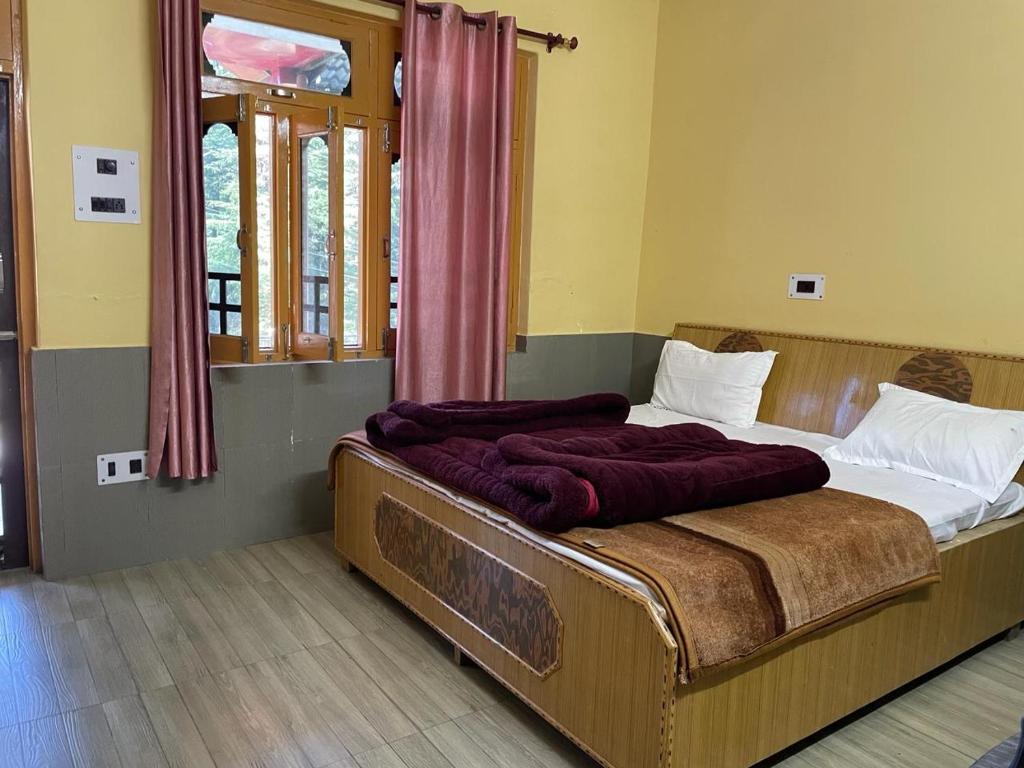 1 dormitorio con 1 cama con marco de madera en Abhi Homestay- Homestay In, en Khajjiar 