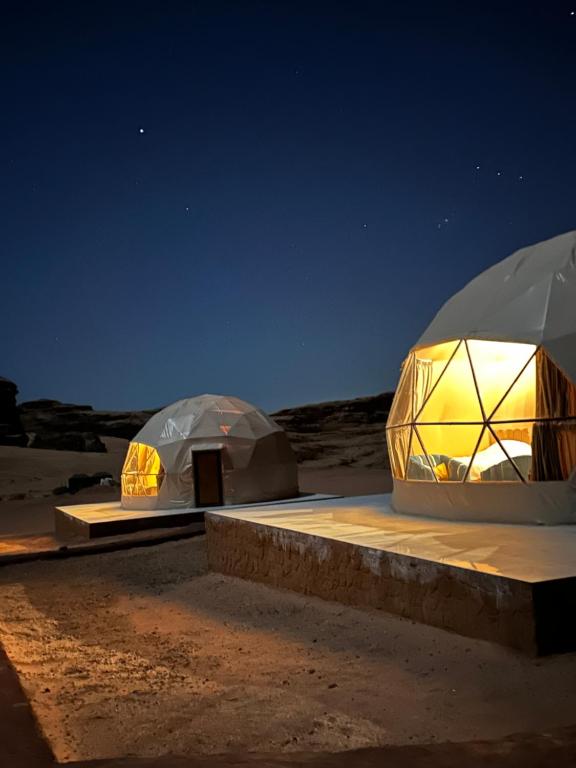 dos tiendas de campaña domesticadas en el desierto por la noche en Wadi Rum Grand, en Wadi Rum