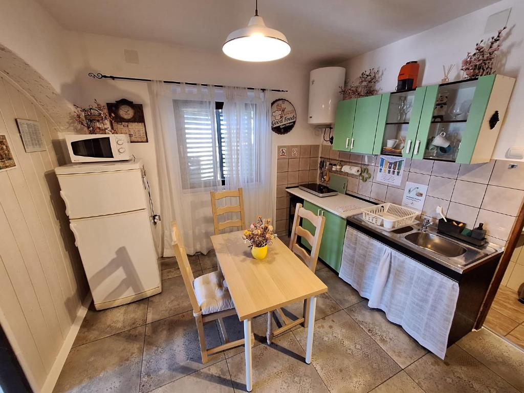 Kuchyňa alebo kuchynka v ubytovaní Studio Apartments Fancy 2