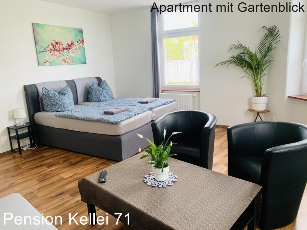 ein Wohnzimmer mit einem Sofa und einem Tisch in der Unterkunft Pension Kellei 71 in Dresden