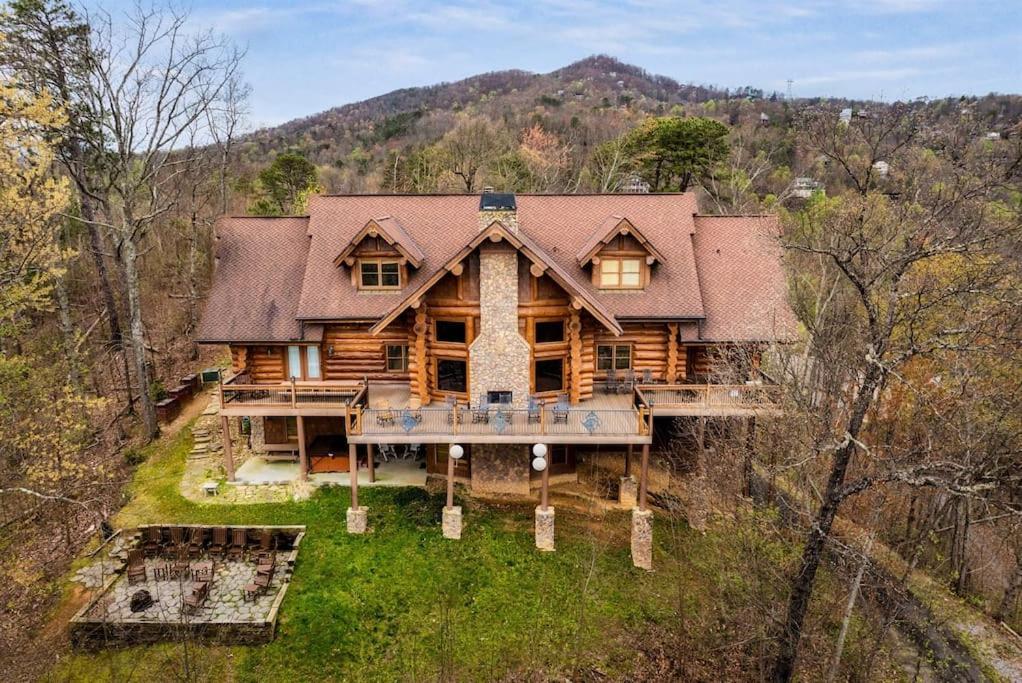 O vedere generală la munți sau o vedere la munte luată de la acest chalet