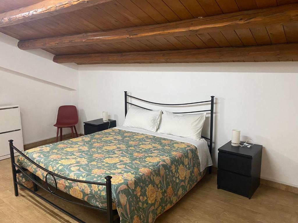 TerrauzzaにあるLa Ginestra sul mareのベッドルーム1室(ベッド1台、赤い椅子付)