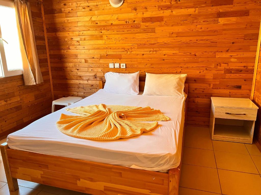 Schlafzimmer mit einem Bett mit Holzwänden in der Unterkunft Adrasan Parlak evleri in Adrasan