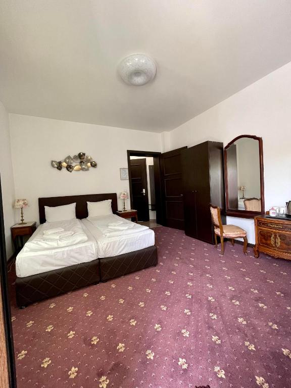 Postel nebo postele na pokoji v ubytování Лондонъ - къща за гости / London - guest house