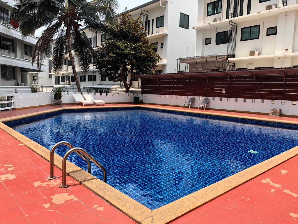 une grande piscine au milieu d'un bâtiment dans l'établissement Mountain view & Quiet Cozy Condo, à Chiang Mai