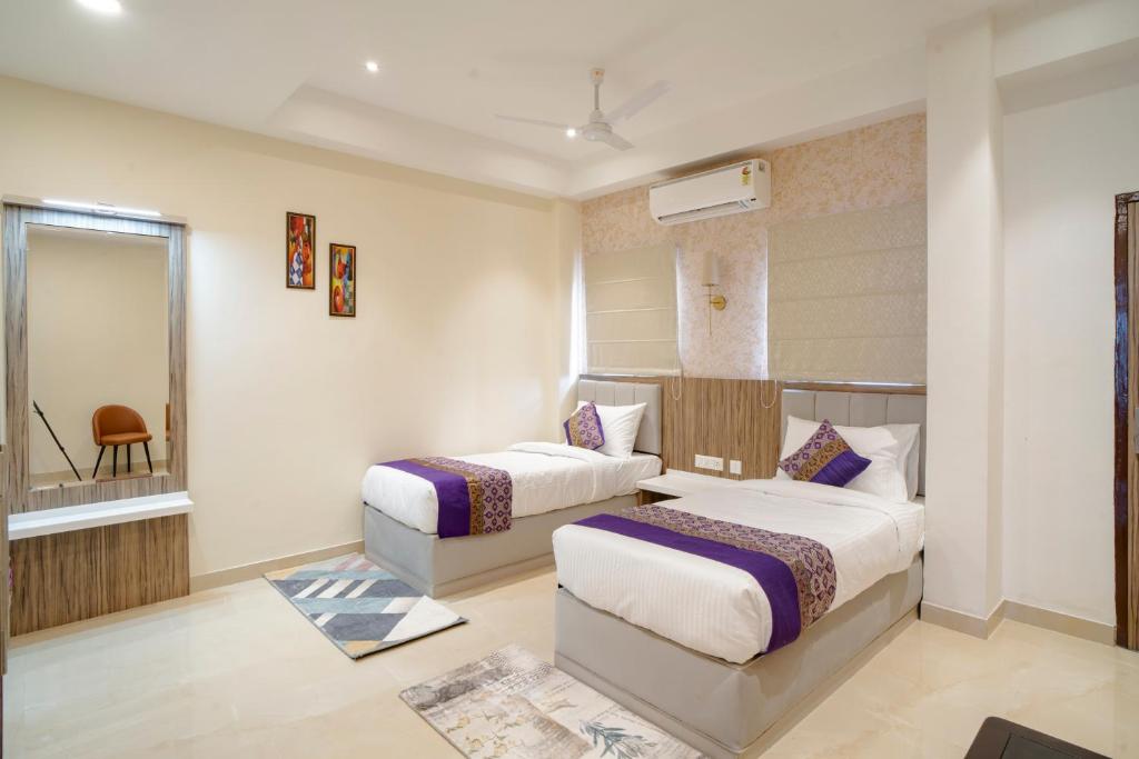 Postel nebo postele na pokoji v ubytování HOTEL OMKAR INTERNATIONAL VARANASI --A Premium Luxury Hotel -- 5-Star Feel At An Affordable Price --