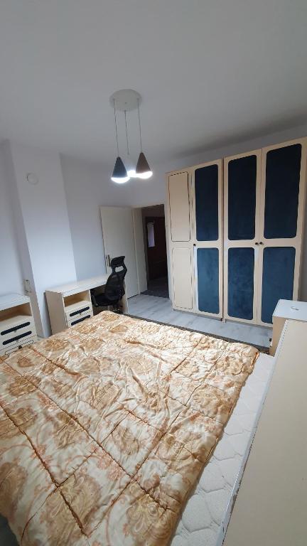 een kamer met een groot bed in een kamer bij StaySavvy Residence in Štip