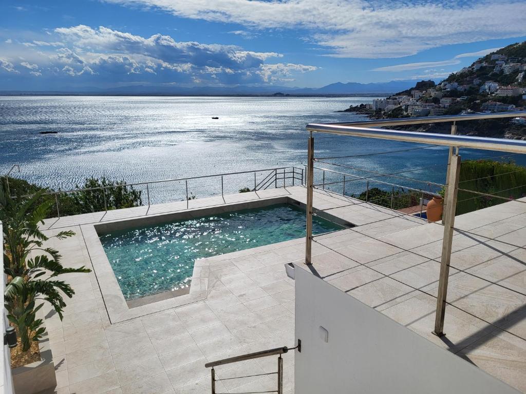 Výhled na bazén z ubytování La Perla Villa en Canyelles, con vistas al mar nebo okolí