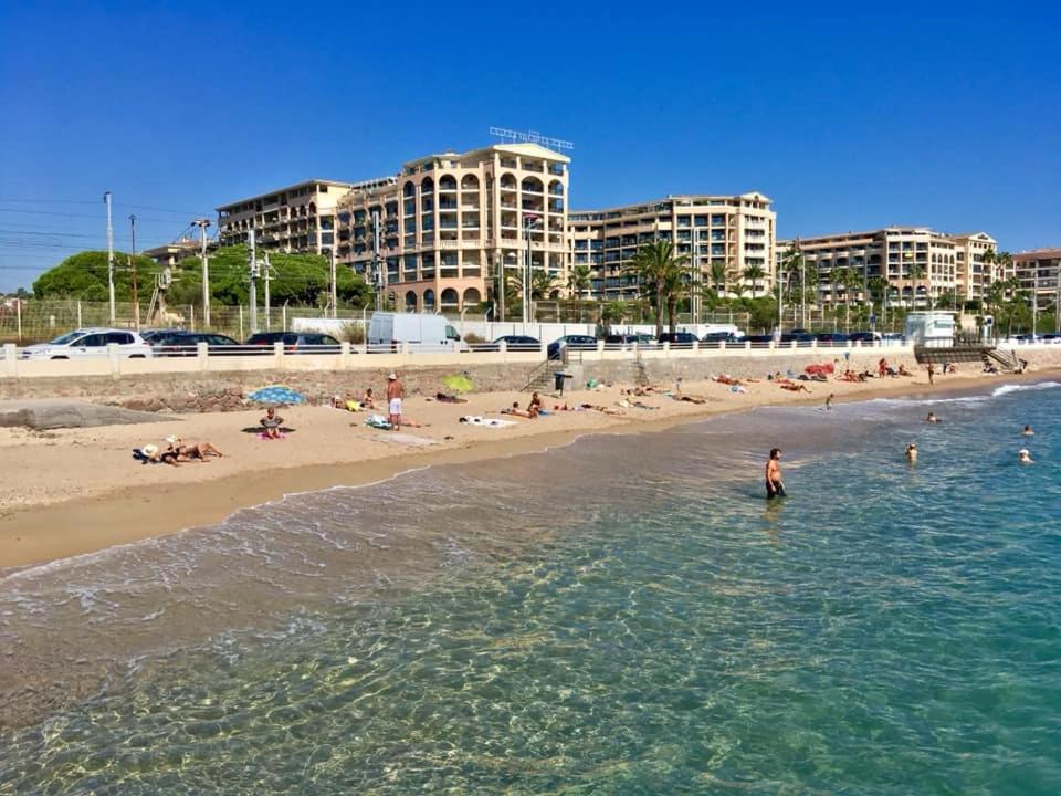 un groupe de personnes dans l'eau sur une plage dans l'établissement A&H Homes - Cannes Beach - Near Train Station, à Cannes