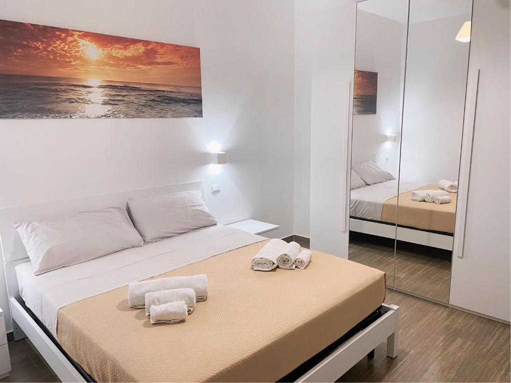 - une chambre avec un lit et des serviettes dans l'établissement R Home, à Ischia