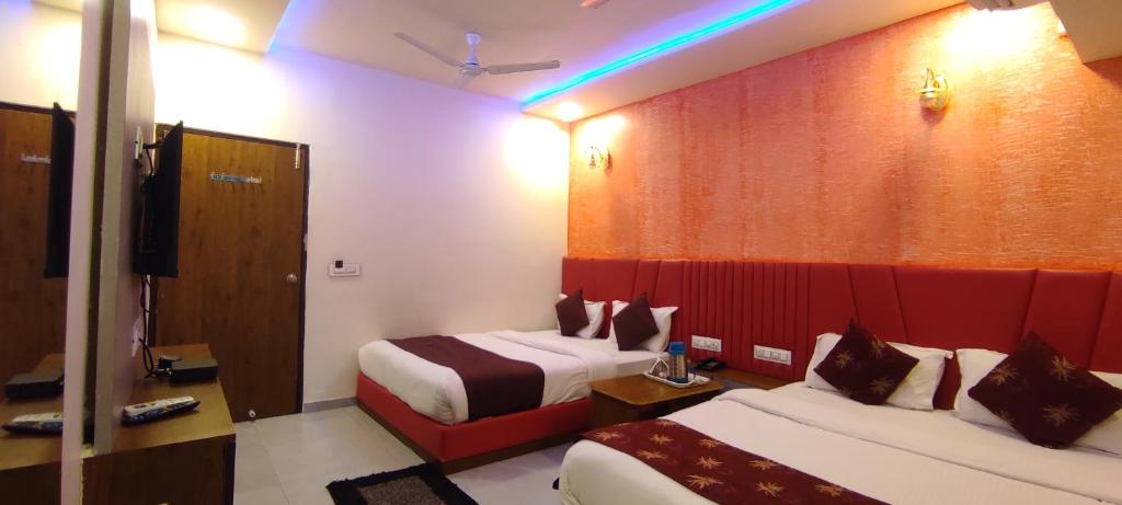 Postel nebo postele na pokoji v ubytování Hotel Avadh Palace, Subhash Bridge, RTO Circle, Ahmedabad