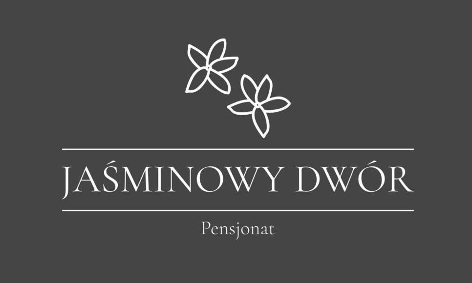 Una señal que lee "Disolvente de Jamilway" con dos flores. en Jaśminowy Dwór Pensjonat, en Polanica-Zdrój