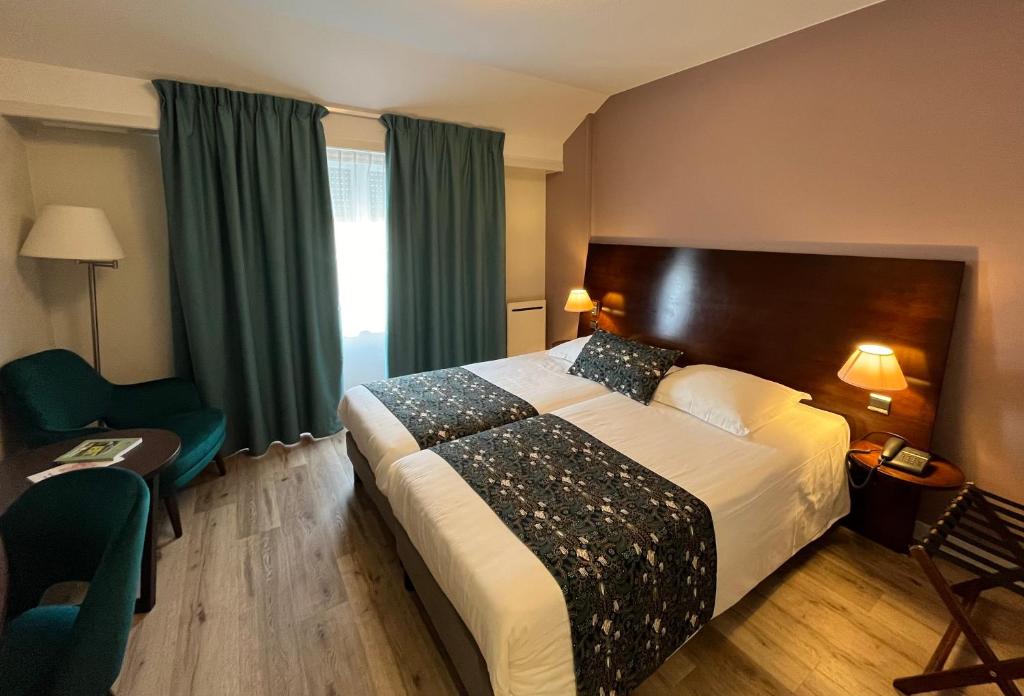 Postel nebo postele na pokoji v ubytování Hôtel Le Ménestrel