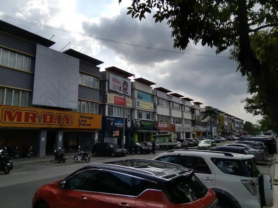 吉隆坡的住宿－Sri Rampai，街道上,有汽车停在建筑前