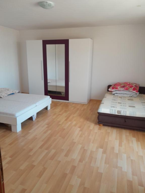 Habitación con 2 camas y suelo de madera. en MATUS, en Hrabušice