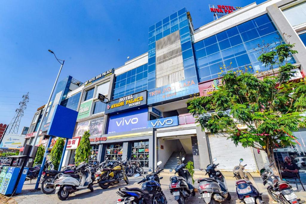 un grupo de motocicletas estacionadas frente a un edificio en Hotel Avadh Palace RTO Circle Ahmedabad, en Ahmedabad