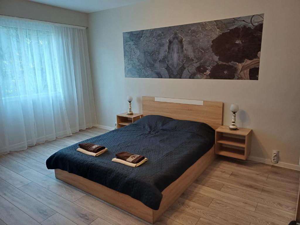 1 dormitorio con 1 cama con 2 toallas en Maya's Airport Apartment en Sofía