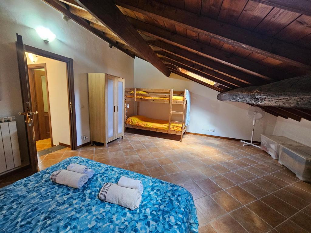 1 Schlafzimmer mit 2 Etagenbetten in einem Zimmer in der Unterkunft Casa Monique in Badalucco