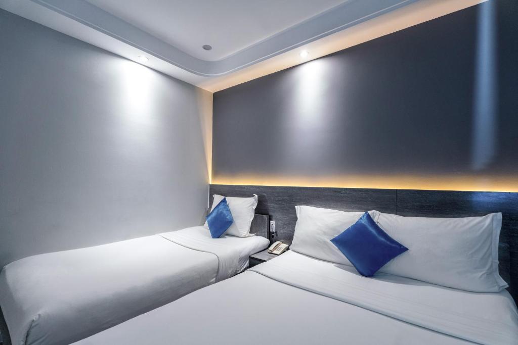 سرير أو أسرّة في غرفة في Ruby Saigon Hotel