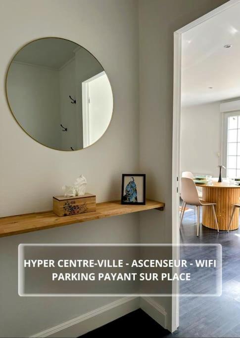 - un miroir mural dans le salon dans l'établissement Le Logis du Roi, Hyper centre-ville, à Amiens