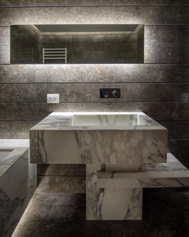 a marble bathroom with a sink and a mirror at Garibaldi Central APT in Santa Ninfa