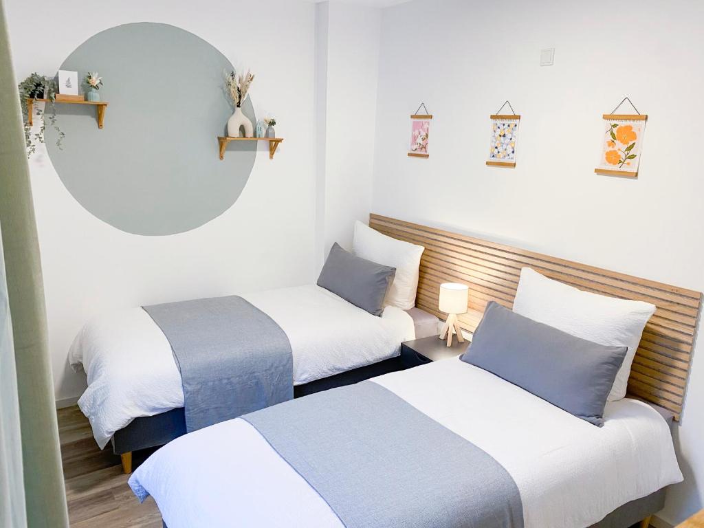 2 camas en una habitación de color blanco y azul en NOVA Blume I Phantasialand I Cologne I Bonn en Brühl