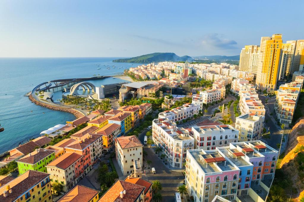 een luchtzicht op een stad naast de oceaan bij BELLA HOTEL PHU QUOC -Sunset Town, Địa Trung Hải- BIG PROMOTION 2024 in Phu Quoc