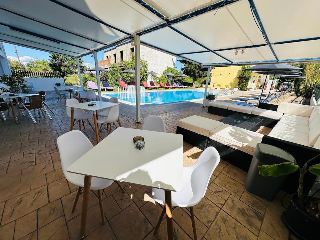 Bazén v ubytování Melitsa corfu hotel nebo v jeho okolí