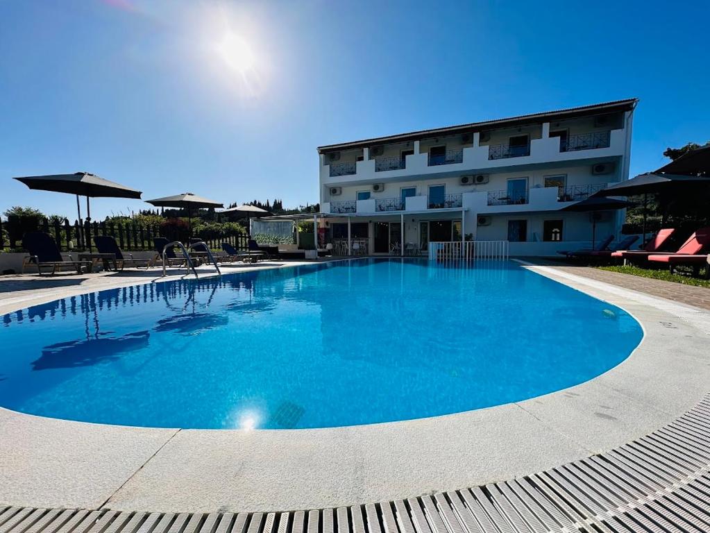 duży basen przed budynkiem w obiekcie Melitsa corfu hotel w Sidari