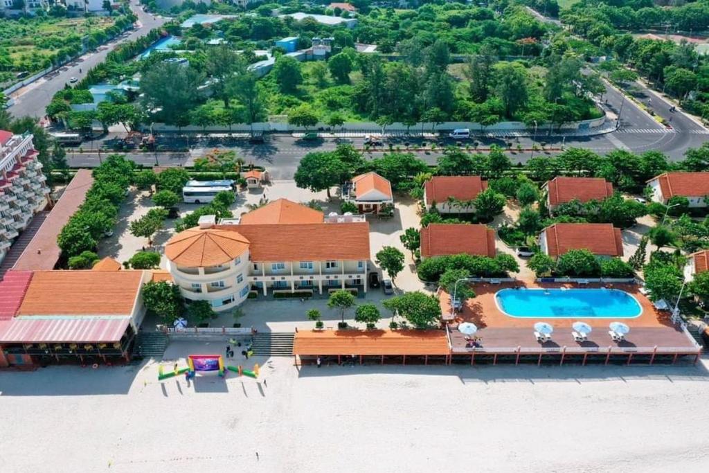 einen Luftblick auf ein Resort mit einem Pool in der Unterkunft Hai Duong Intourco Resort, Vung Tau in Vũng Tàu