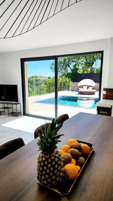 - un bol de fruits assis sur une table avec un ananas dans l'établissement Villa Alina, un havre de paix, à Cagnes-sur-Mer