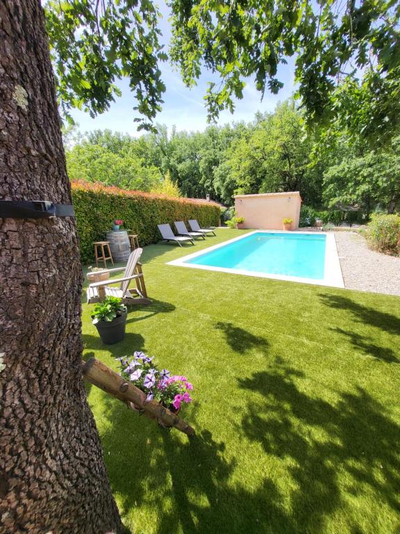 Bazén v ubytování Gîte Sous les Chênes nebo v jeho okolí