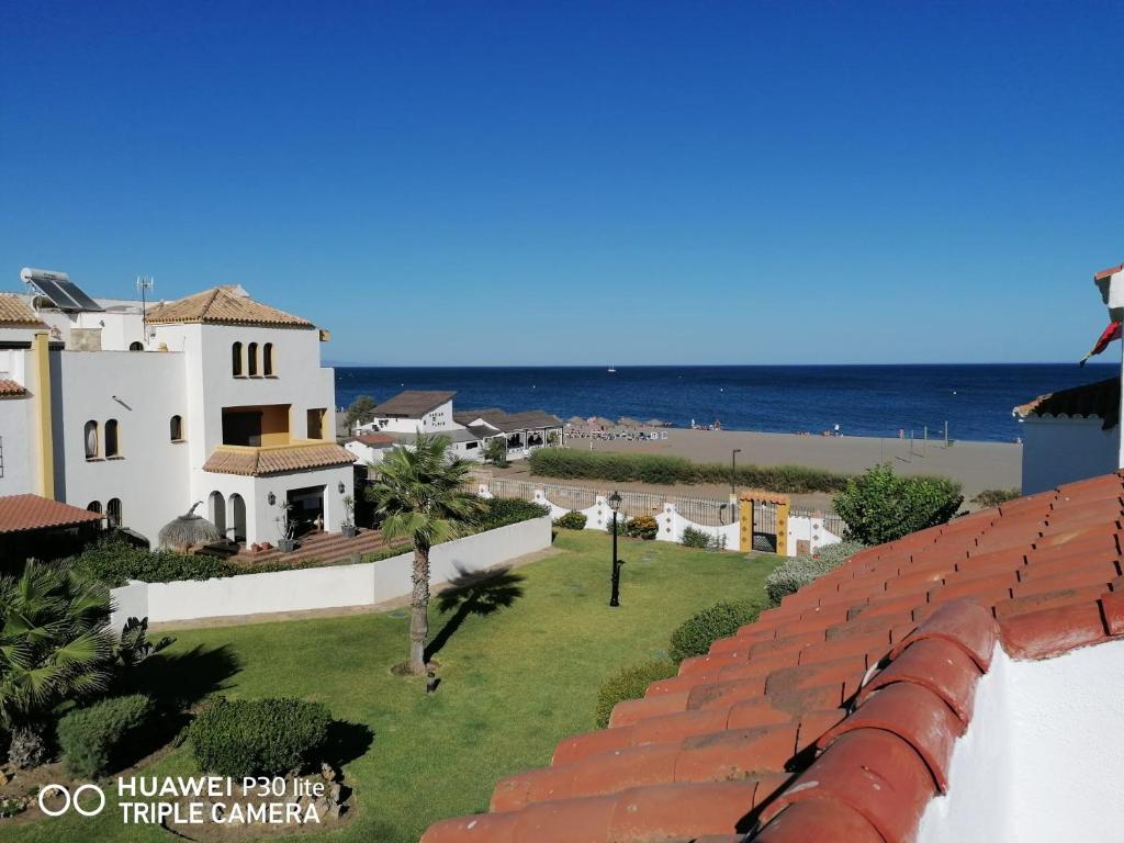 vistas a la playa desde el techo de un edificio en Casa adosada Marina playa y golf, en San Luis de Sabinillas