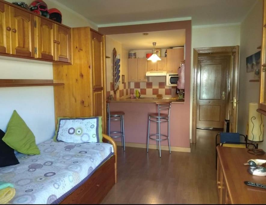 Habitación pequeña con cama y cocina en San Isidro EL LLAR 122 en San Isidro