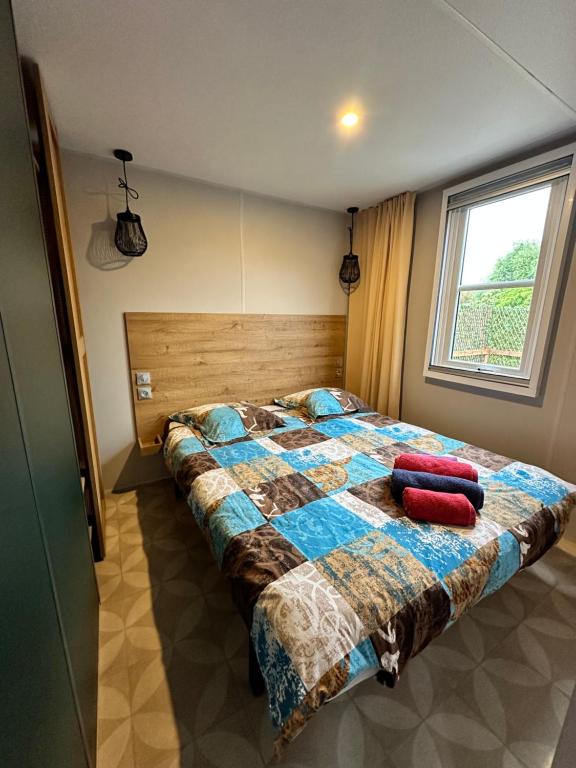 - une chambre avec un lit doté de 2 oreillers rouges dans l'établissement Mobile-home tout équipé avec Jacuzzi, à Porto-Vecchio