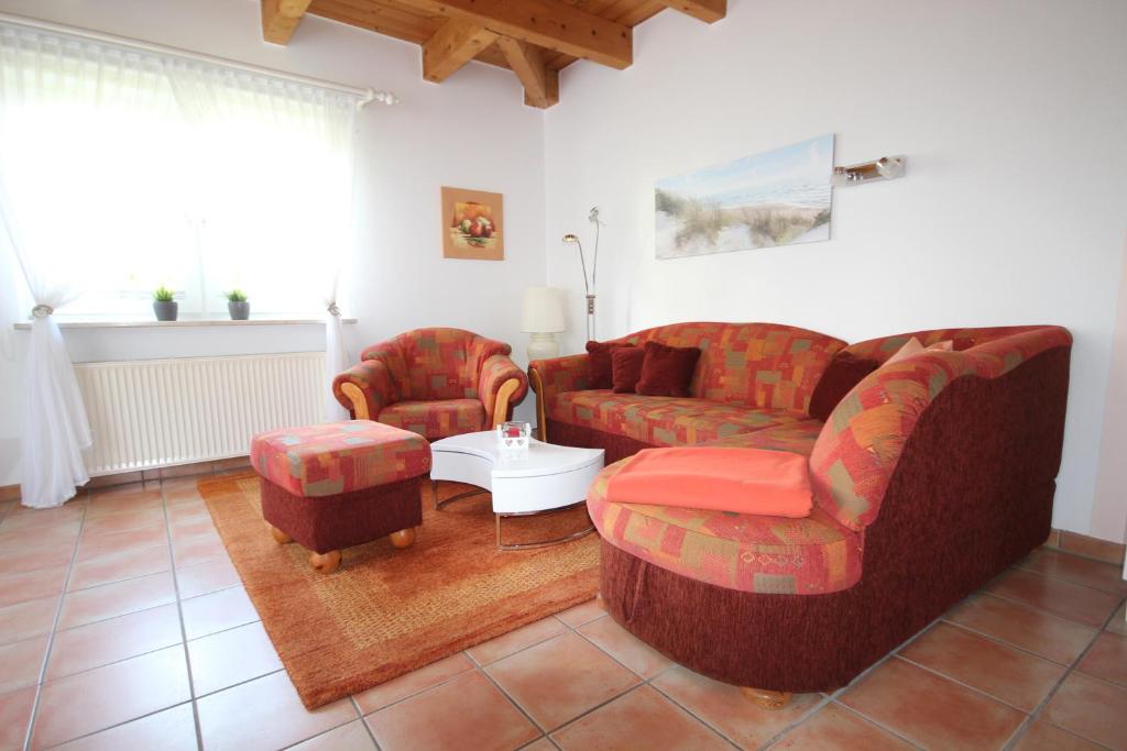 Una sala de estar con dos sofás y una mesa. en Hermer Bungalow, en Grömitz