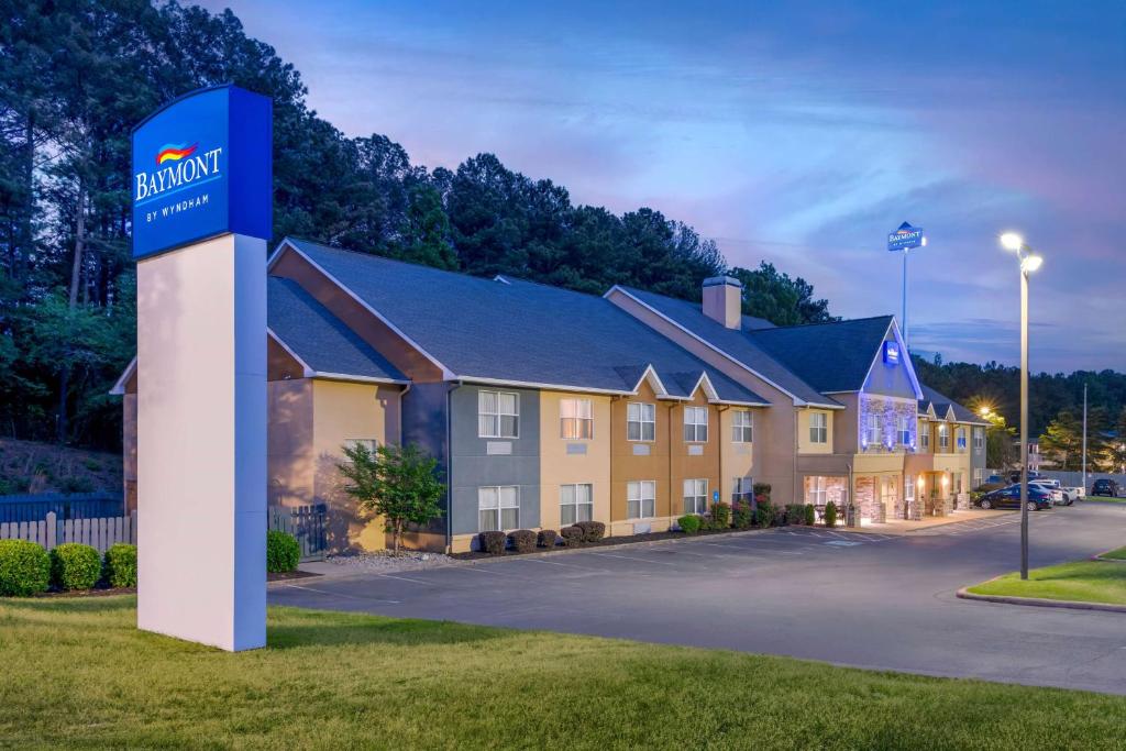 a hotel with a sign in front of a building at Baymont by Wyndham Kennesaw in Kennesaw