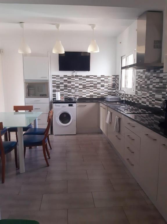 Kuchyňa alebo kuchynka v ubytovaní Villa Cambrils Mar